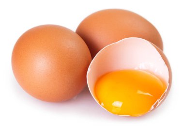 Beyaz zemin üzerinde çiğ yumurta izole