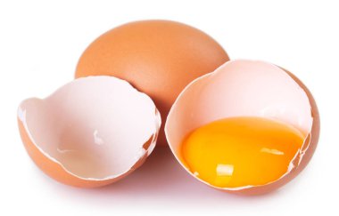 Beyaz zemin üzerinde çiğ yumurta izole