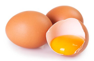Beyaz zemin üzerinde çiğ yumurta izole