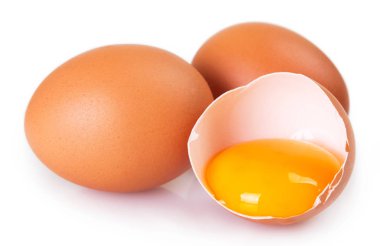Beyaz zemin üzerinde çiğ yumurta izole