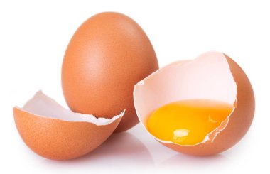 Beyaz zemin üzerinde çiğ yumurta izole