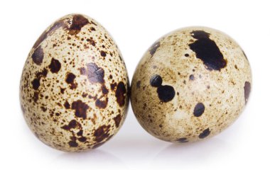 Beyaz arka planda izole edilmiş bıldırcın yumurtaları