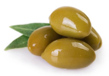 Beyaz arkaplanda yeşil zeytinler izole