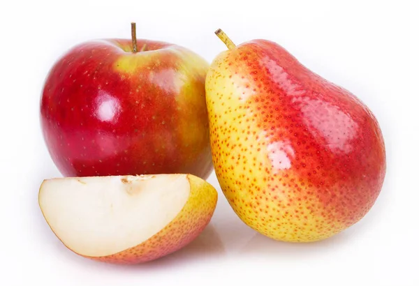 白色背景新鲜苹果和梨 — 图库照片