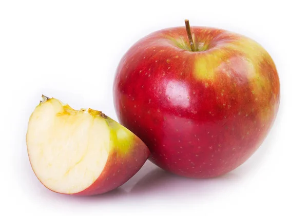 在白色背景上分离的新鲜苹果 — 图库照片