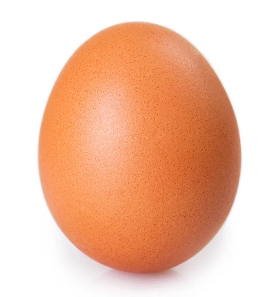 çiğ yumurta beyaz zemin üzerine izole