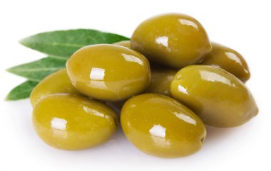 Beyaz arkaplanda yeşil zeytinler izole