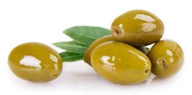 Beyaz arkaplanda yeşil zeytinler izole