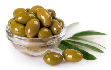 Beyaz arkaplanda yeşil zeytinler izole