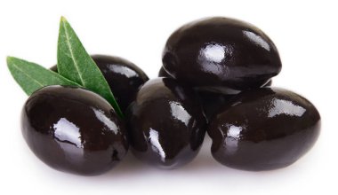 Beyaz arkaplanda siyah zeytinler