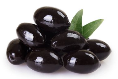 Beyaz arkaplanda siyah zeytinler