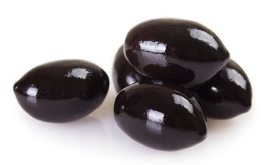 Beyaz arkaplanda siyah zeytinler