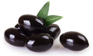Beyaz arkaplanda siyah zeytinler