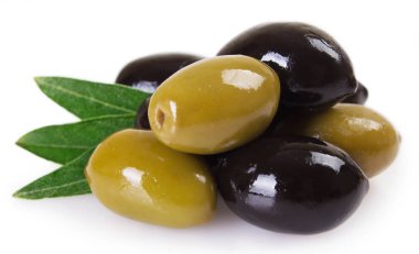 izole beyaz zemin üzerine yeşil ve Siyah Zeytin