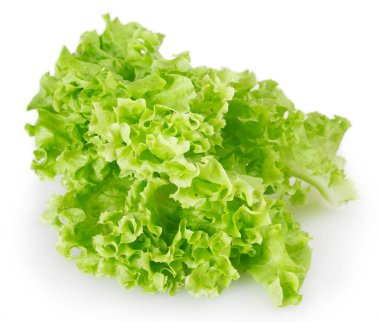 Beyaz arka plan üzerinde izole taze marul salatası