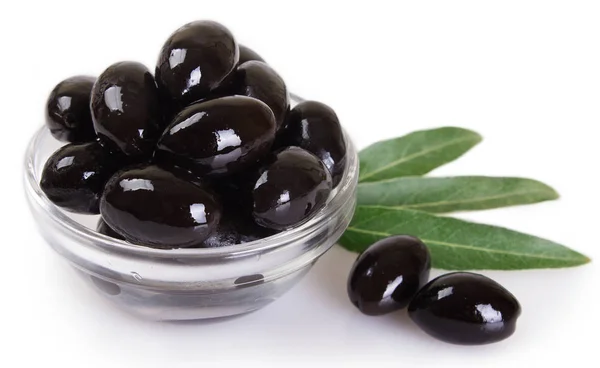 Schwarze Oliven Isoliert Auf Weißem Hintergrund — Stockfoto