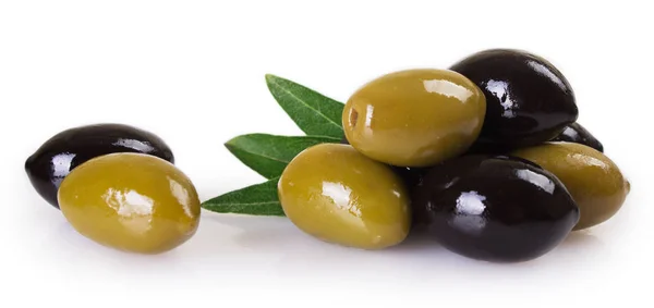 Grüne Und Schwarze Oliven Isoliert Auf Weißem Hintergrund — Stockfoto
