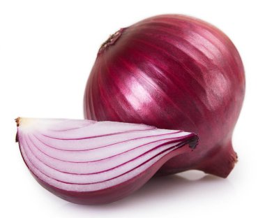 Beyaz arkaplanda taze soğan izole edildi