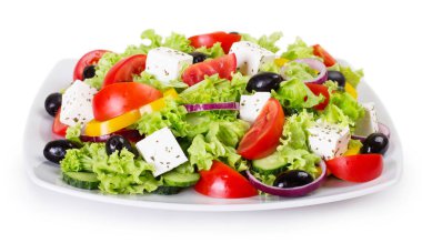Taze sebze salatası beyaz arkaplanda izole edilmiş.