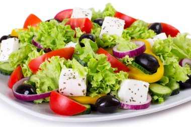 Taze sebze salatası beyaz arkaplanda izole edilmiş.