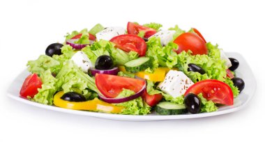 Taze sebze salatası beyaz arkaplanda izole edilmiş.