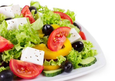 Taze sebze salatası beyaz arkaplanda izole edilmiş.