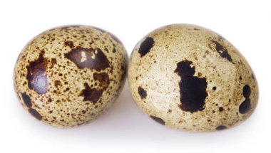 Beyaz arka planda izole edilmiş bıldırcın yumurtaları