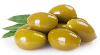 Beyaz arkaplanda yeşil zeytinler izole