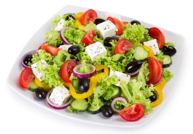Taze sebze salatası beyaz arkaplanda izole edilmiş.