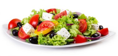 Taze sebze salatası beyaz arkaplanda izole edilmiş.