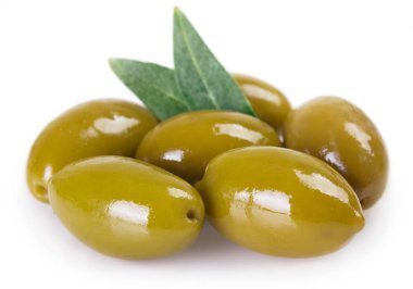 Beyaz arkaplanda yeşil zeytinler izole