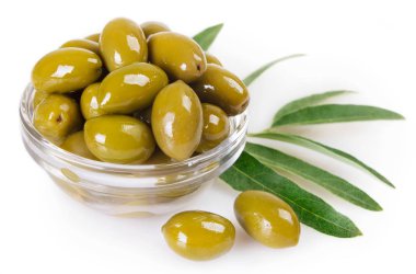 Beyaz arkaplanda yeşil zeytinler izole