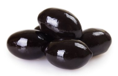 Beyaz arkaplanda siyah zeytinler