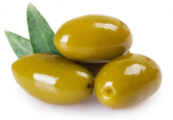 Olives Vertes Isolées Sur Fond Blanc — Photo