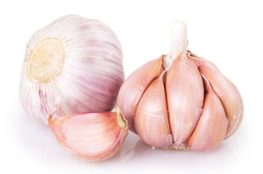 Beyaz arkaplanda taze sarımsak var.