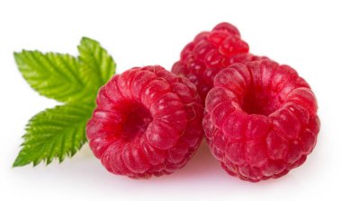 Beyaz arka planda izole edilmiş taze ahududu