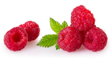 Beyaz arka planda izole edilmiş taze ahududu