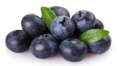 Beyaz arka planda izole edilmiş taze yaban mersini