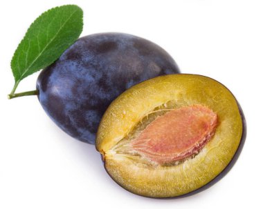 Beyaz arka plan üzerinde izole taze Erik