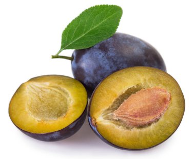 Beyaz arka plan üzerinde izole taze Erik