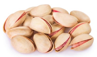 Fıstıklar beyaz arkaplanda izole edilmiş