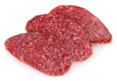 Beyaz arka planda izole edilmiş salam tütsülenmiş sosis dilimleri