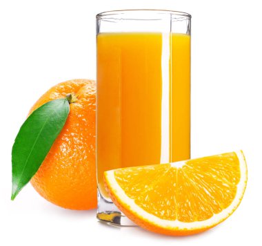Beyaz arka planda izole edilmiş bir bardak taze portakal suyu.