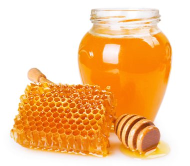 Beyaz arkaplanda izole edilmiş ballı bal peteği