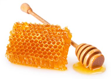 Beyaz arkaplanda izole edilmiş ballı bal peteği