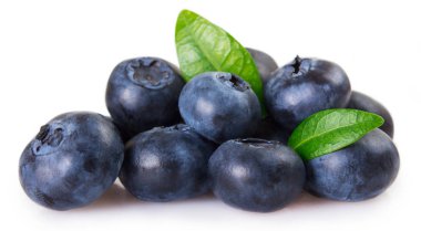 Beyaz arka planda izole edilmiş taze yaban mersini