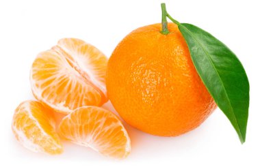 Beyaz arka plan üzerinde izole yaprak taze mandarine
