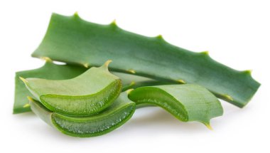 Beyaz arkaplanda taze aloe vera