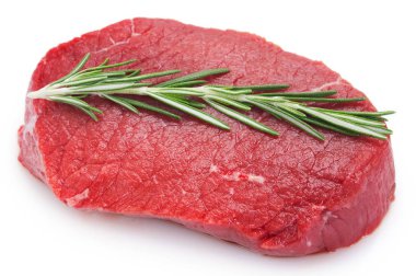 Beyaz arka planda çiğ biftek.