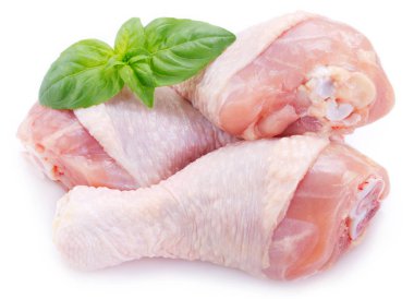 Beyaz arka planda çiğ tavuk bacağı